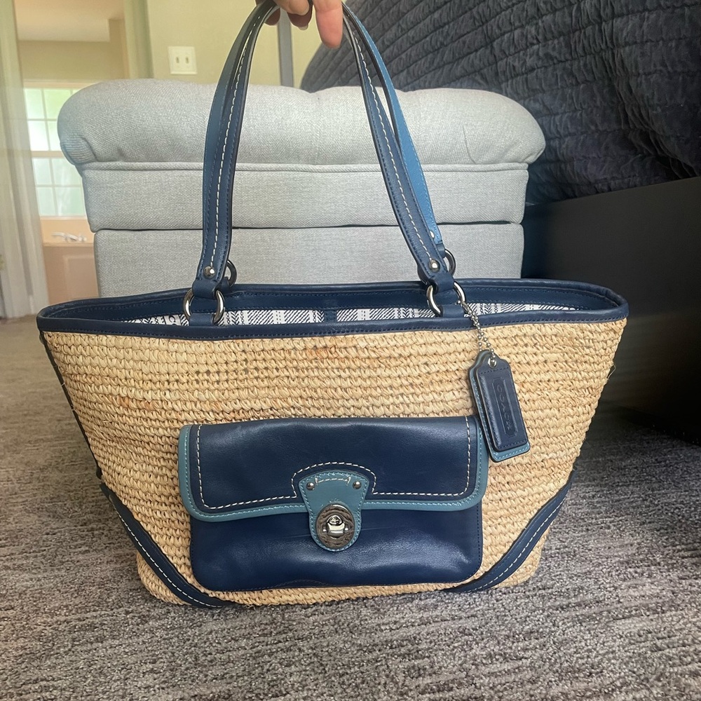 EUC COACH Natural Straw and Blue Leather Turnlock Shoulder bag
